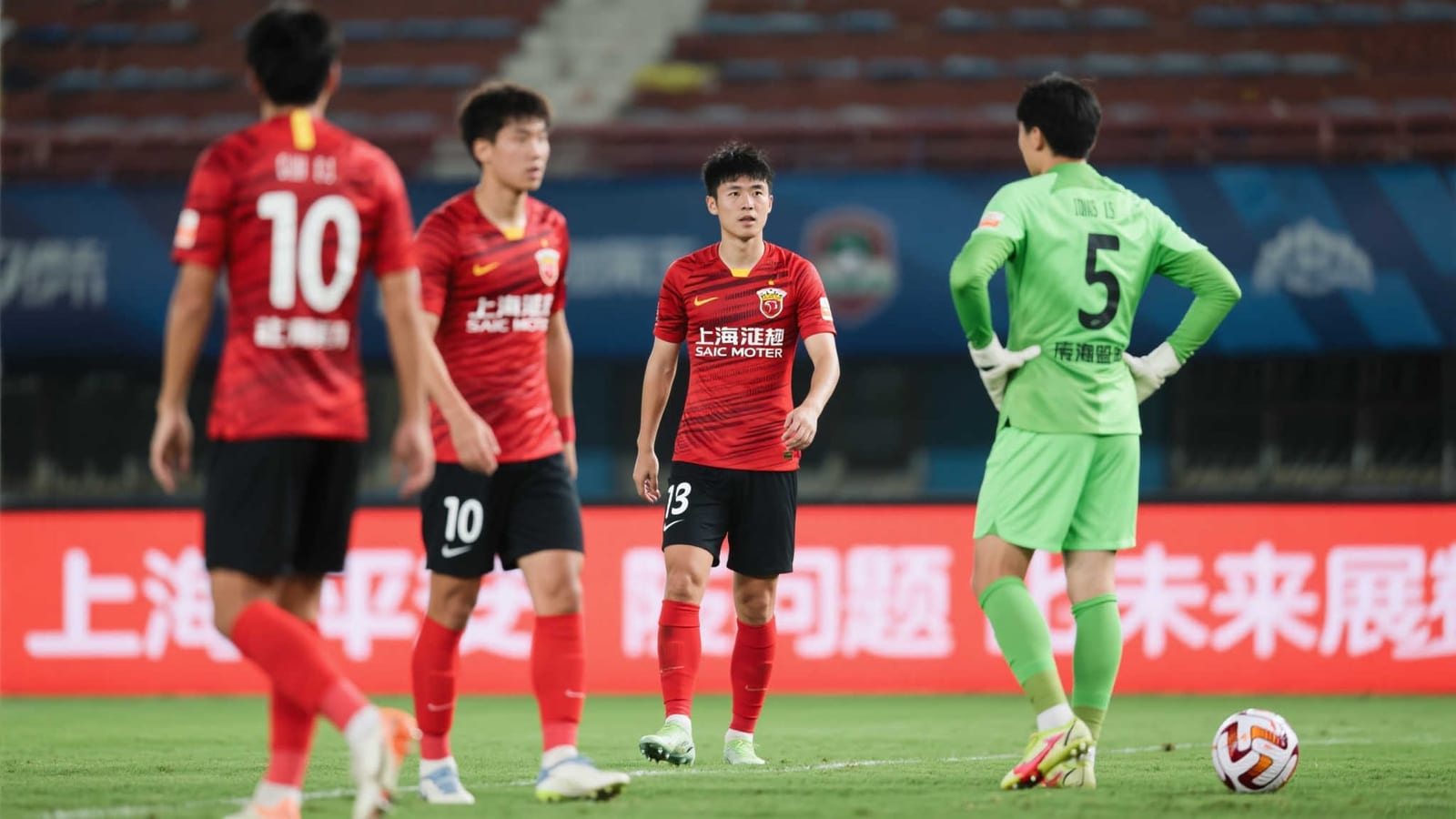 爱游戏足球赛事前瞻：赛前阵容赛程与近期表现怎么看
